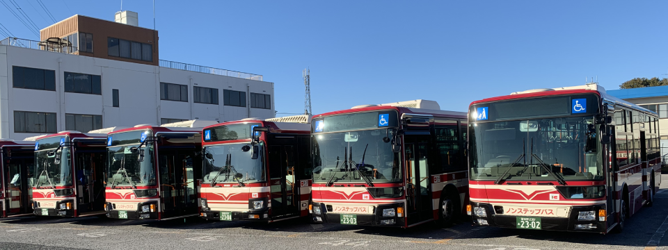 バス5台と青空